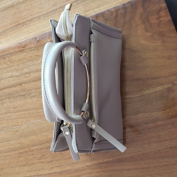 NWOT Crossbody purse with attachable strap - Picture 3 of 9